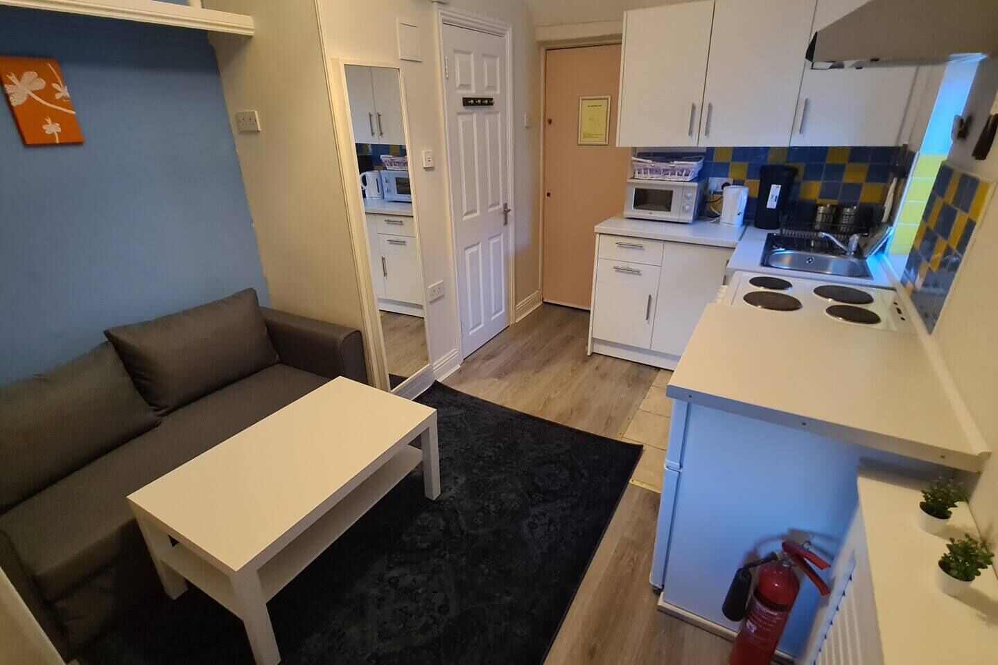 Coffee/tea maker, fridge, microwave, oven