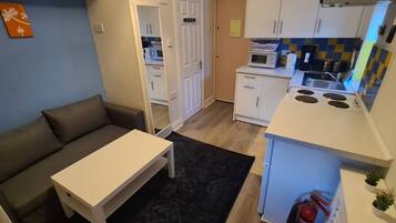 Coffee/tea maker, fridge, microwave, oven