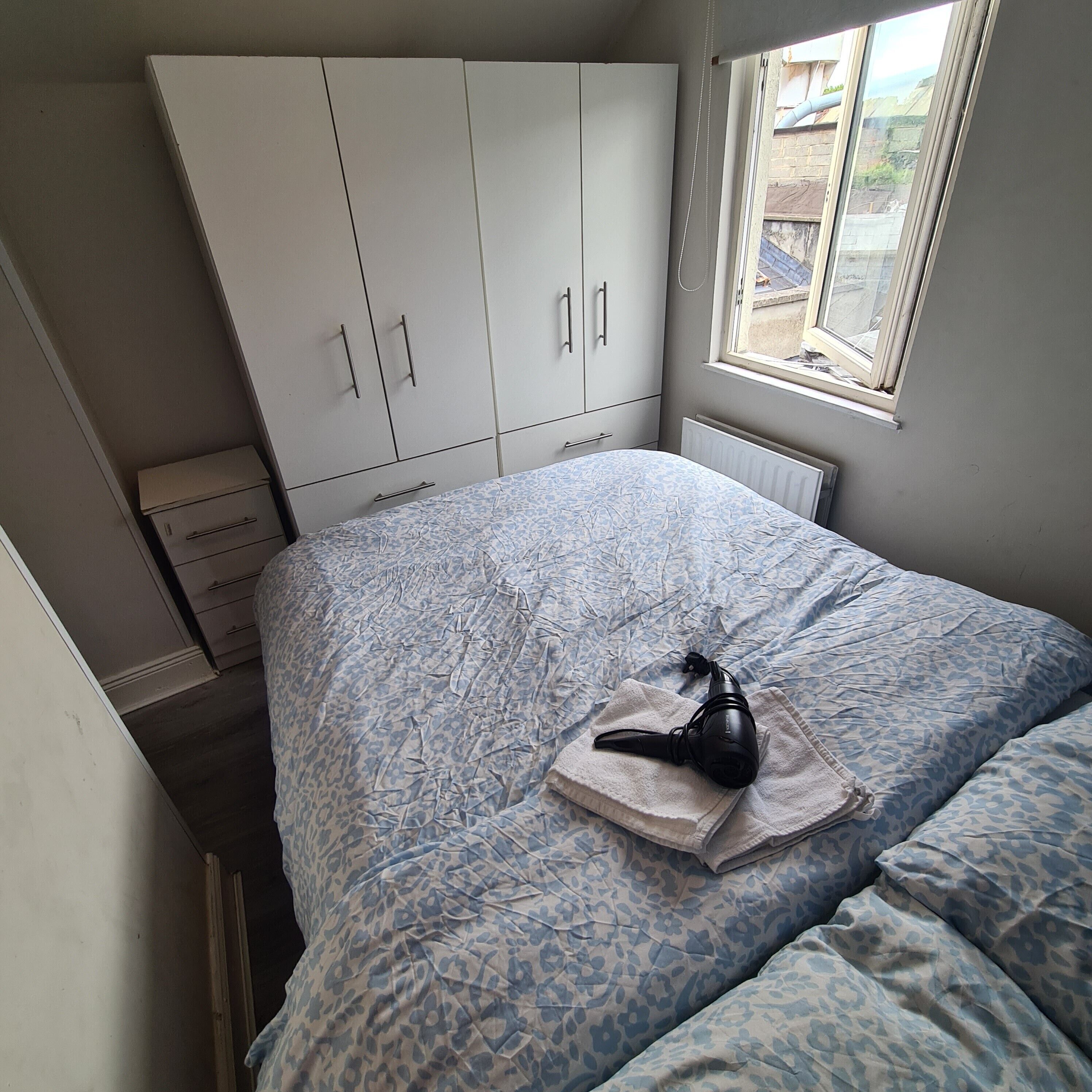 1 chambre, bureau, fer et planche à repasser, Wi-Fi