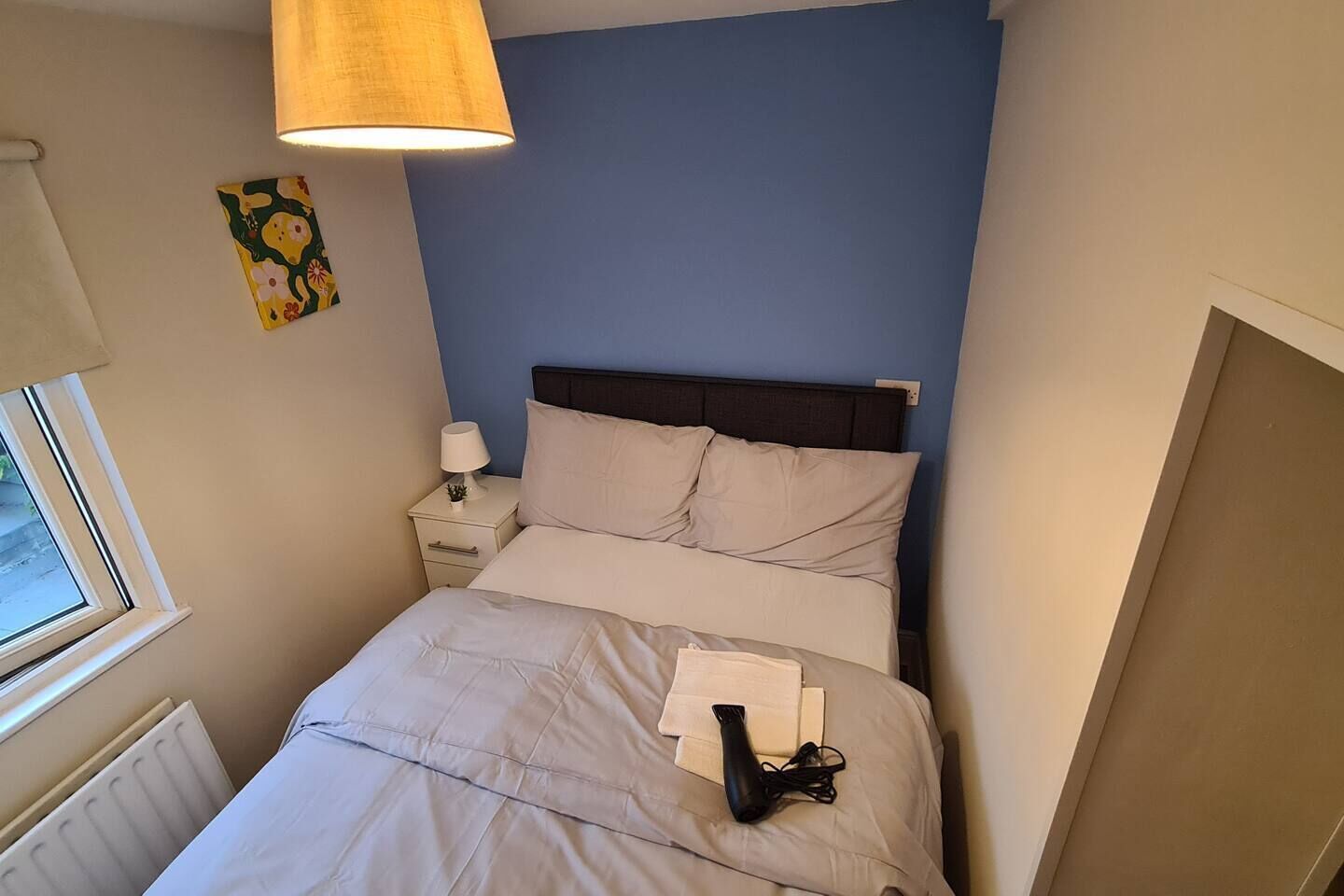 1 dormitorio, escritorio, tabla de planchar con plancha y wifi