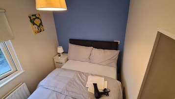 1 dormitorio, escritorio, tabla de planchar con plancha y wifi