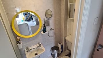 Sèche-cheveux, serviettes fournies, savon, shampoing