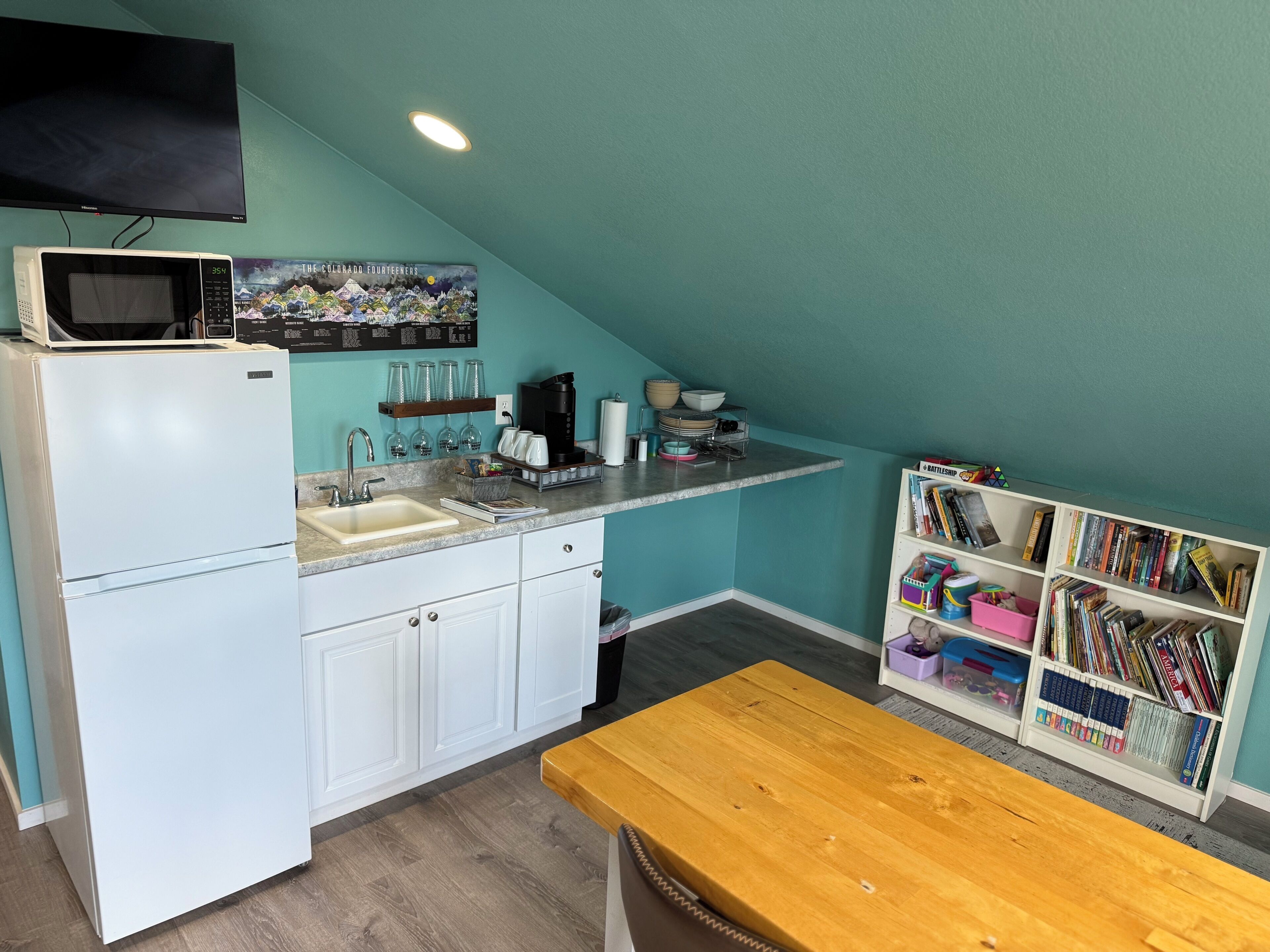 Coffee/tea maker, fridge, microwave, toaster