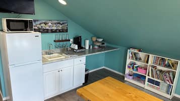 Coffee/tea maker, fridge, microwave, toaster