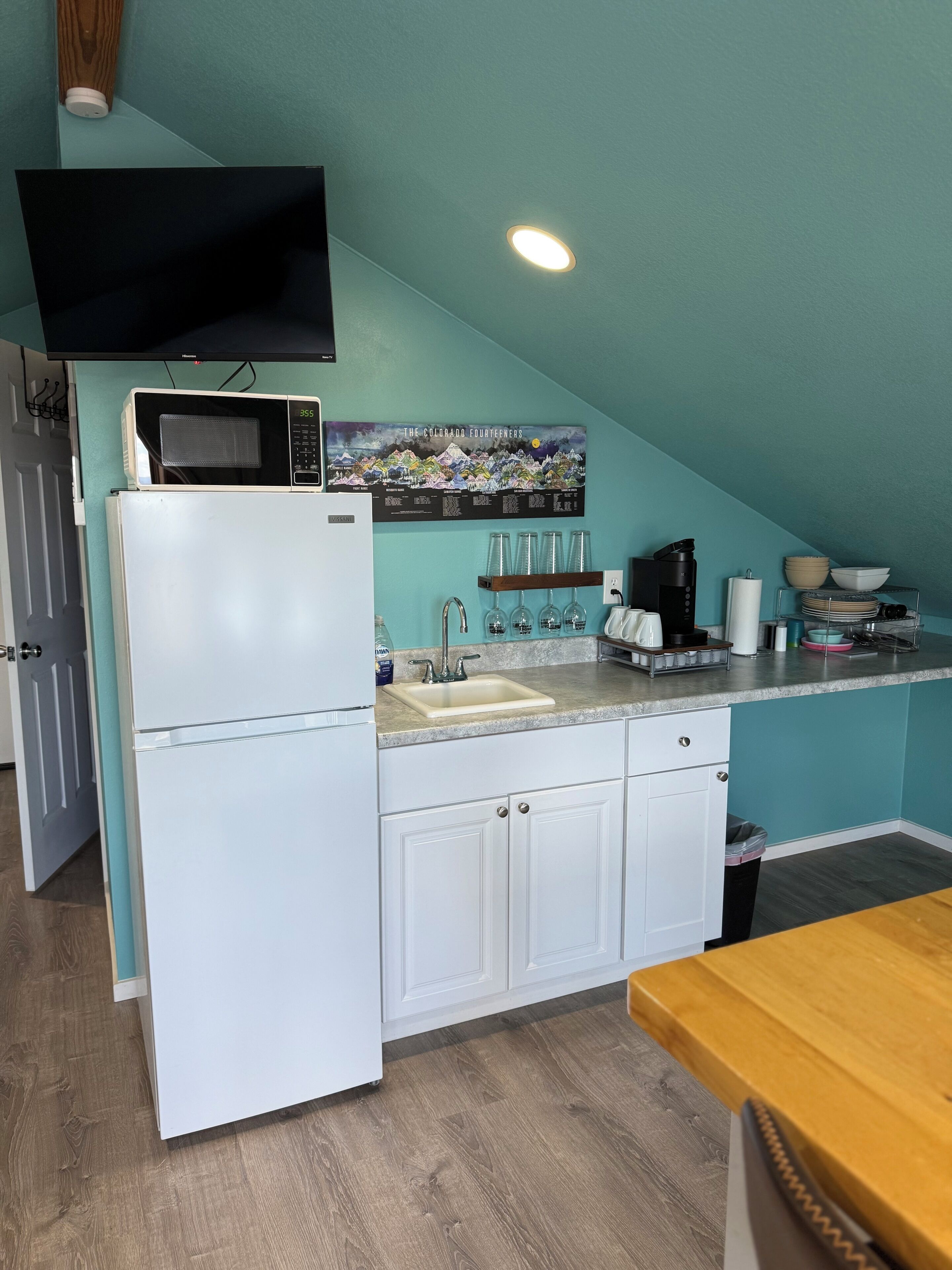 Cafetera y tetera, refrigerador, microondas y tostadora 