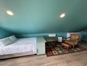 1 habitación, tabla de planchar con plancha y cuna de viaje 