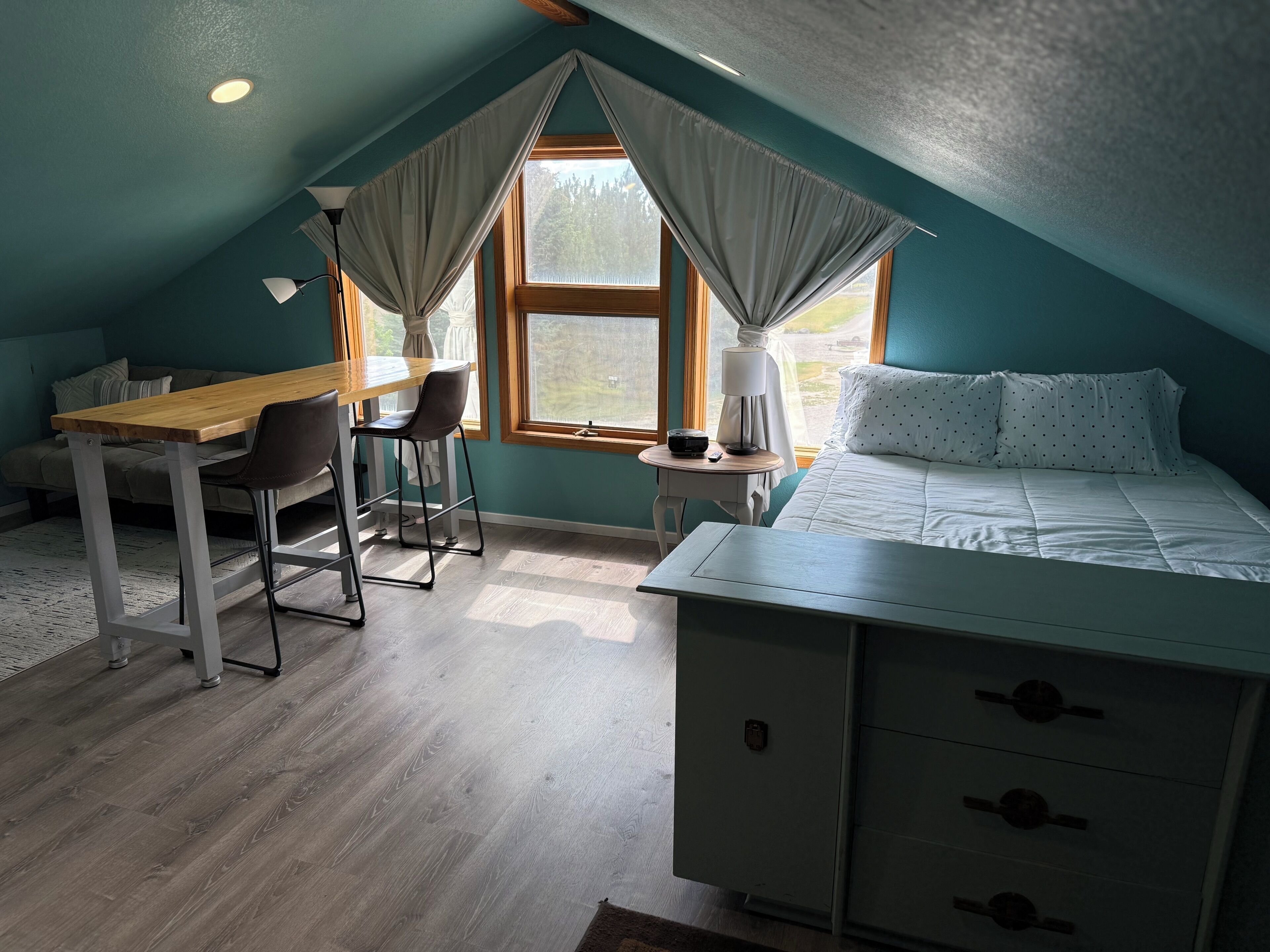1 habitación, tabla de planchar con plancha y cuna de viaje 