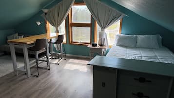 1 habitación, tabla de planchar con plancha y cuna de viaje
