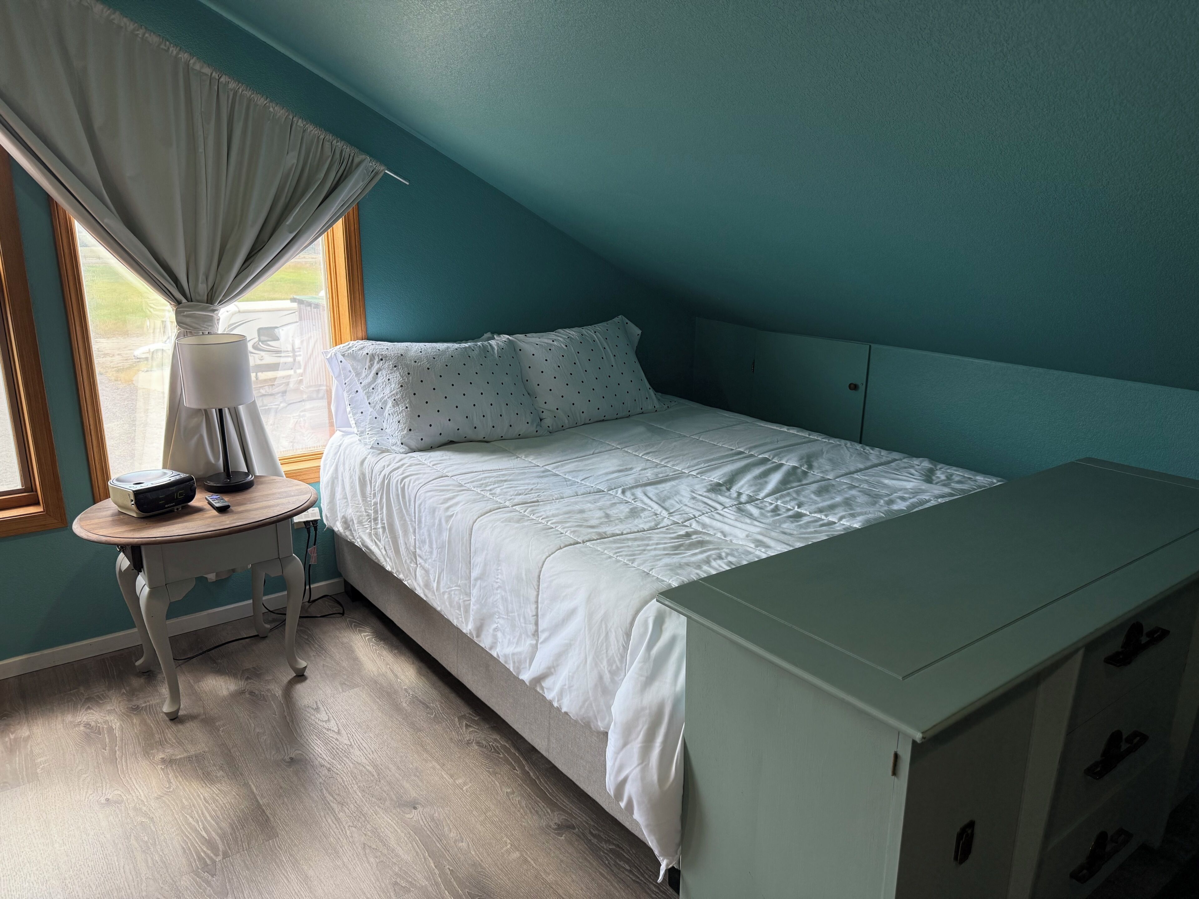 1 habitación, tabla de planchar con plancha y cuna de viaje 
