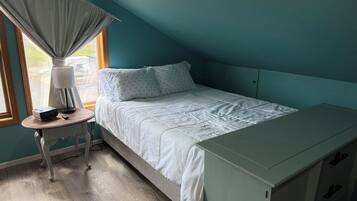 1 habitación, tabla de planchar con plancha y cuna de viaje