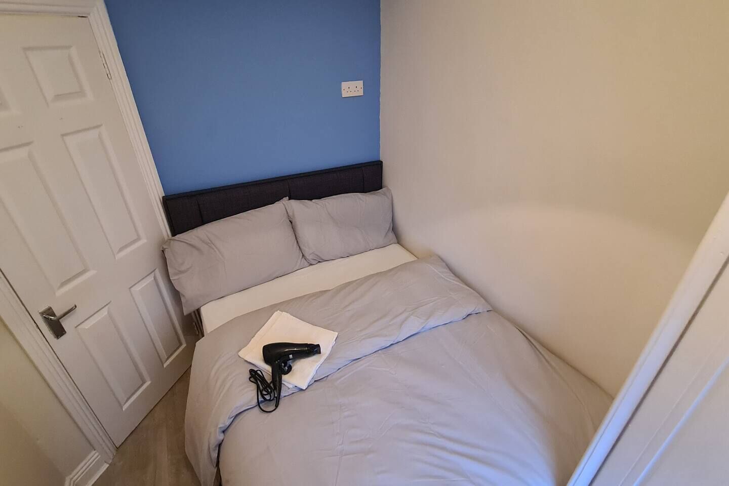 Desk, iron/ironing board, WiFi, bed sheets