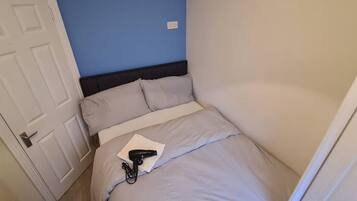 Desk, iron/ironing board, WiFi, bed sheets