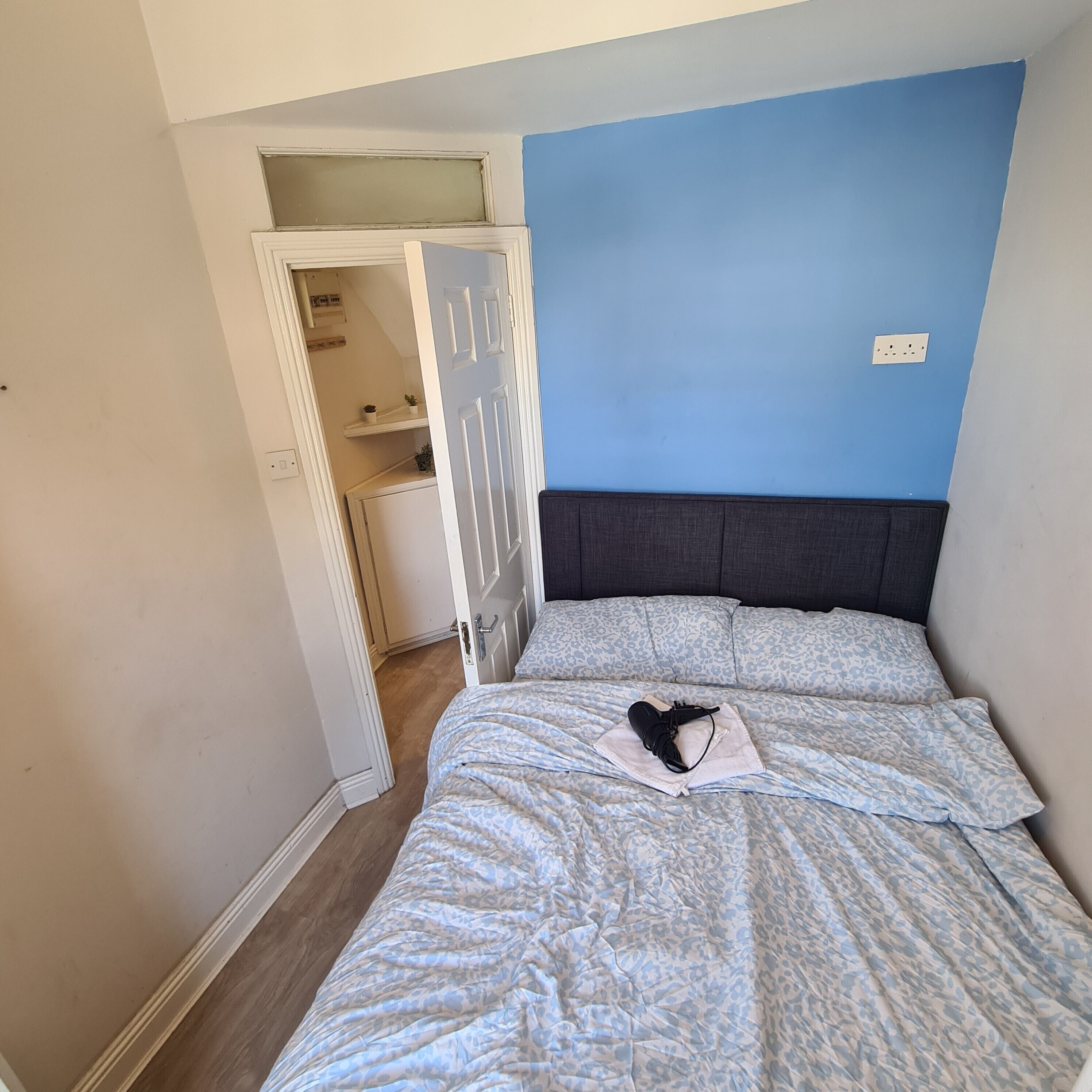 1 chambre, bureau, fer et planche à repasser, Wi-Fi