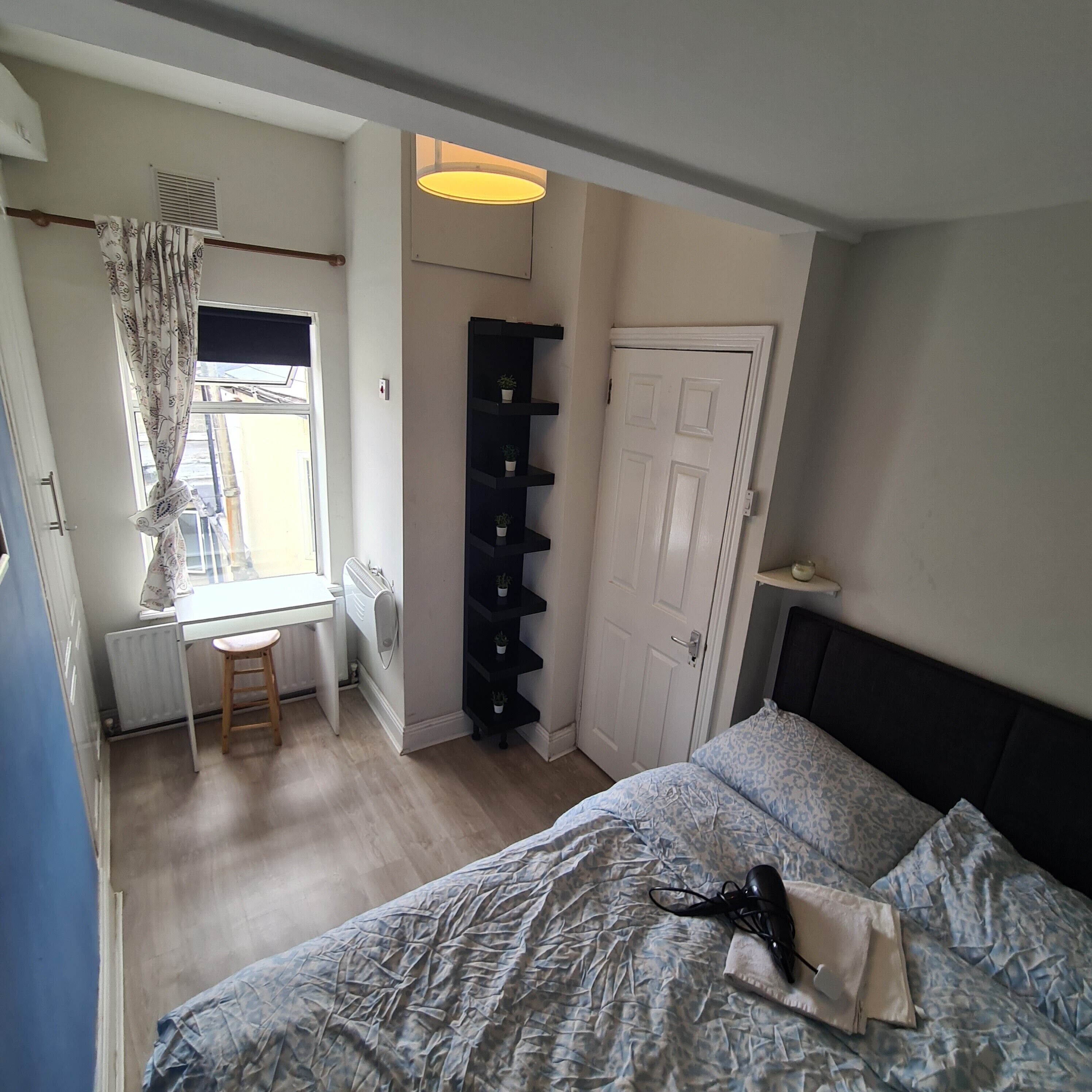 1 chambre, bureau, fer et planche à repasser, Wi-Fi
