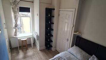1 chambre, bureau, fer et planche à repasser, Wi-Fi