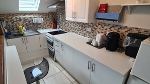 Cafetière-théière, réfrigérateur, four à micro-ondes, un four