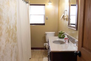 Ducha, secador de pelo, toallas y champú