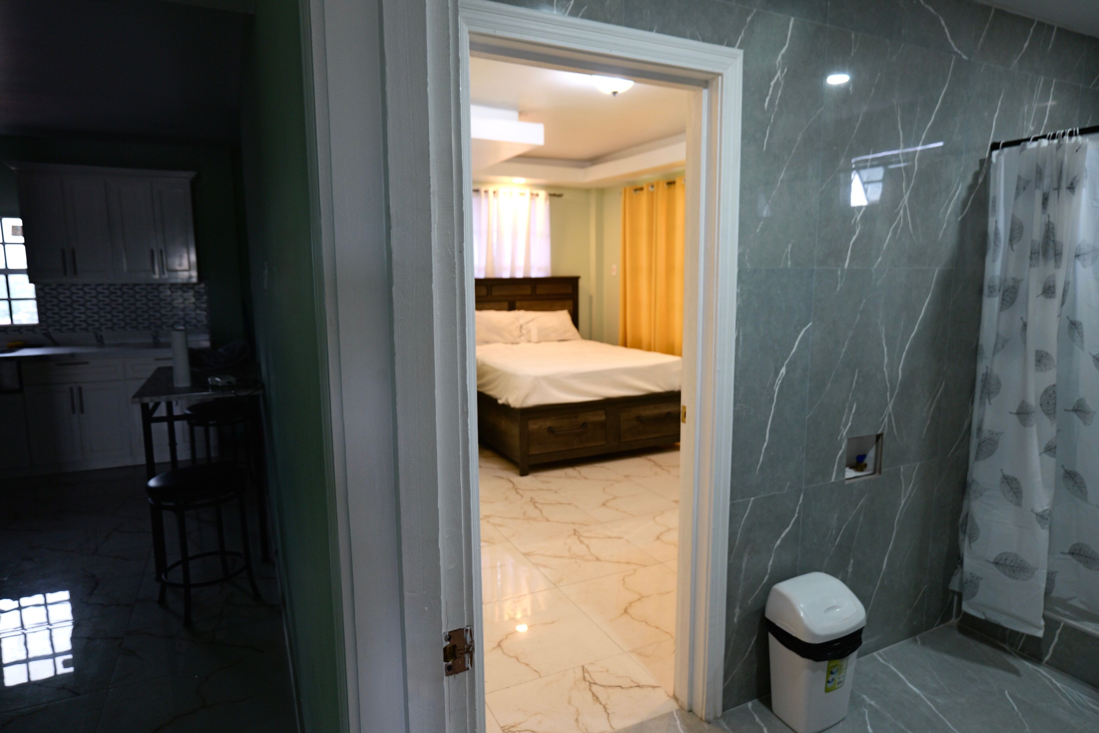 Una camera d'albergo con un letto, bagno e angolo cottura.