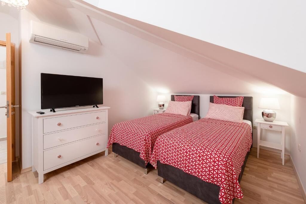 5 bedrooms, WiFi (free), bed sheets