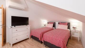 5 bedrooms, WiFi (free), bed sheets