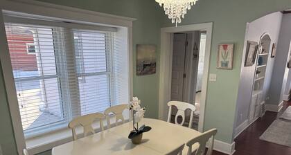 3BR/1BA lake town home, steps from downtown, lake, park & public pool