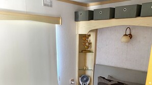 Escritorio, wifi gratis y ropa de cama