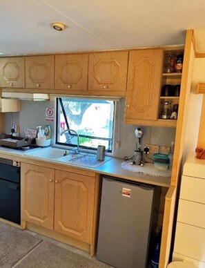 Coffee/tea maker, fridge, microwave, oven - Nefeli's Dollhouse Caravan 10 min from Airport 700 meters from Yeroskipou Beach (Geroskipou)