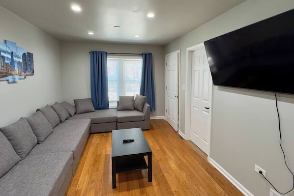 Living area - Urban Retreat near Downtown | WiFi | Free Parking (Chicago)