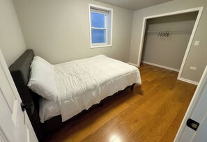 Room - Urban Retreat near Downtown | WiFi | Free Parking (Chicago)