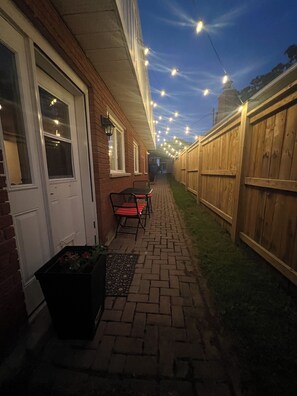 Outdoor dining - Red Brick Suite (Hanover)