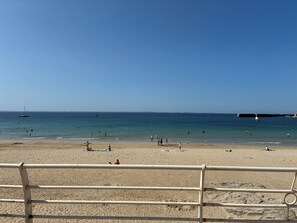 A beach with a clear sky, a sandy shore, and a pier extending into the water. - Appartement plage et vue mer (Quiberon)