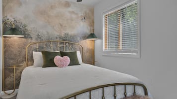 2 bedrooms, iron/ironing board, internet, bed sheets