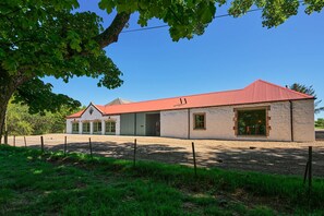 House - Stylish Barn Conversion Woodland Views Angus (Kirriemuir)