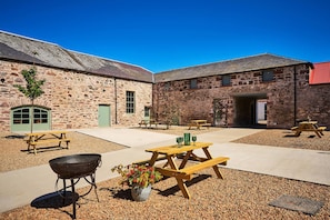 House - Stylish Barn Conversion Woodland Views Angus (Kirriemuir)