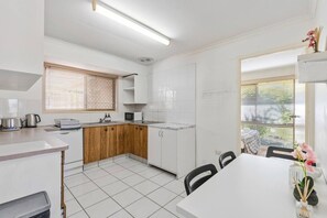 Geladeira, micro-ondas, cooktop, torradeira