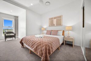 Ferros/tábuas de passar roupa, berço de viagem, Wi-Fi, roupa de cama