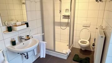 double room with kitchen | Bathroom | Free toiletries, hair dryer (on request), towels, soap