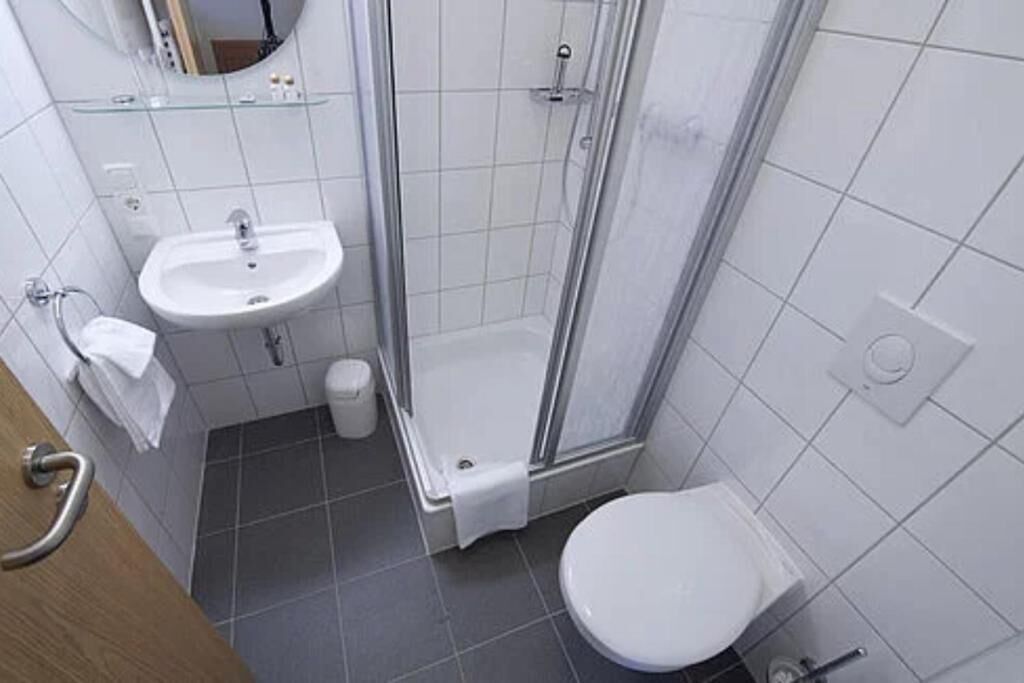 Habitación individual | Baño | Amenidades de baño gratuitas, secadora de cabello, toallas, jabón 