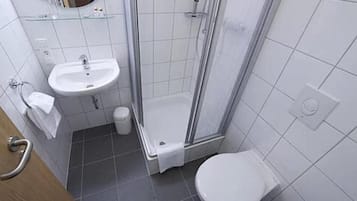 Habitación individual | Baño | Amenidades de baño gratuitas, secadora de cabello, toallas, jabón