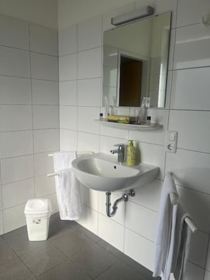 Doppelzimmer | Badezimmer | Kostenlose Toilettenartikel, Haartrockner, Handtücher, Seife