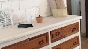 A kitchen counter with a sign, a remote control, and a potted plant. - Casa MIrador Hotel & Surf Camp (Salina Cruz)