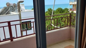 Ein Balkon mit Meerblick, einem Metallgeländer und einem gefliesten Boden.