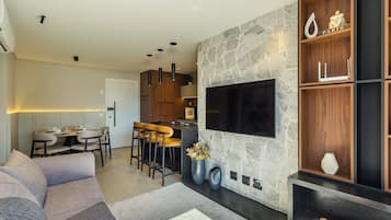 Apartamento básico | Área de estar | TV 40 polegadas com canais digitais