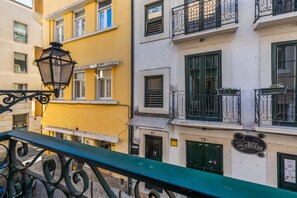 Eine Reihe von mehrstöckigen Gebäuden mit Balkonen und einer Straßenlampe.