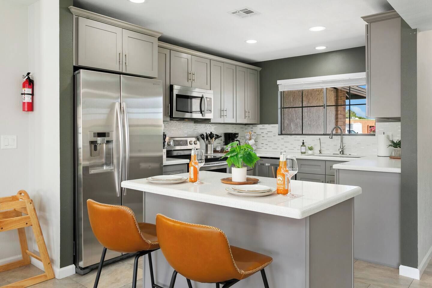 Coffee/tea maker, fridge, microwave, oven
