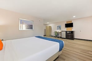 Room - Accessible King Room with Premium Comfort in Pasadena (Pasadena)