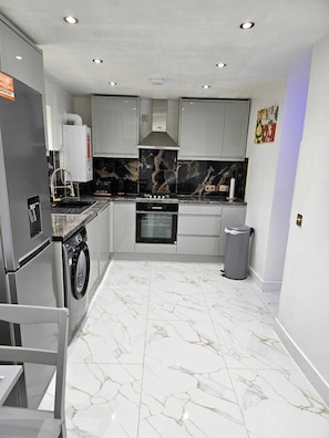 Private kitchen - Relaxing West London Stay in Hayes with Fast Links to Central London & Heathrow (Hayes)