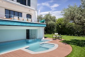 A modern house with a swimming pool, a covered deck, and a well-maintained garden. - Villa Art with Private Pool (San Felice del Benaco)