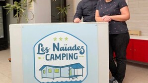 A sign for 'Les Naiades Camping' with a depiction of a camping house. - Chalet 3 étoiles - Piscine  - ccbgahi (Chatel-Chéhéry)
