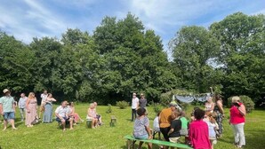 An outdoor gathering of people in a grassy area with trees in the background. - Chalet 3 étoiles - Piscine  - ccbgahi (Chatel-Chéhéry)